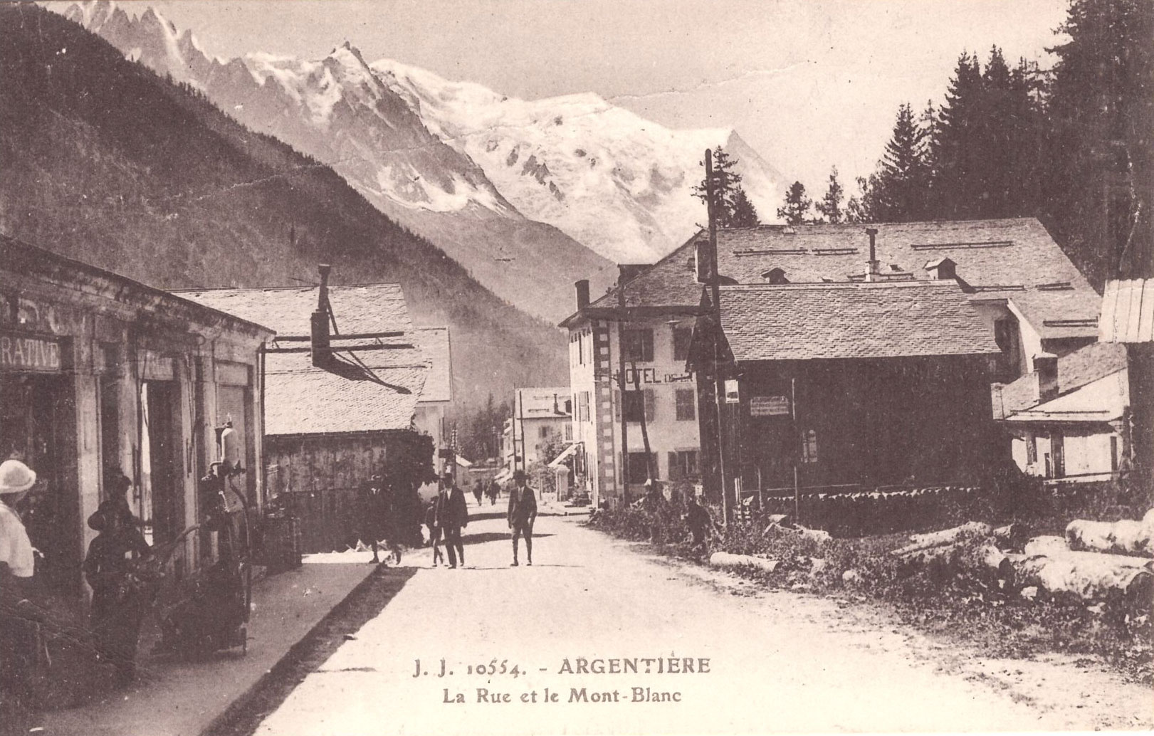 Argentière la rue et le Mont-Blanc